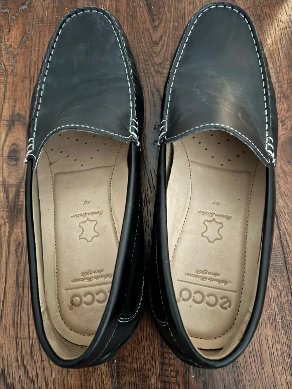 Ecco Men’s Black Leather Slip-On Loafers with Contrast Stitching